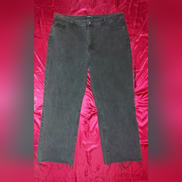 PrettyLittleThing Long Leg Straight Jeans with Distressed Hem in black - Picture 4 of 12